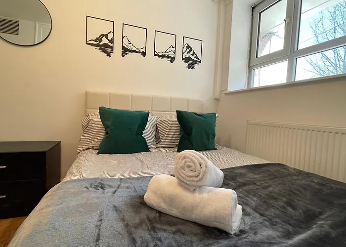 Beautiful Apartment Near Waterloo! - Sleeps 9